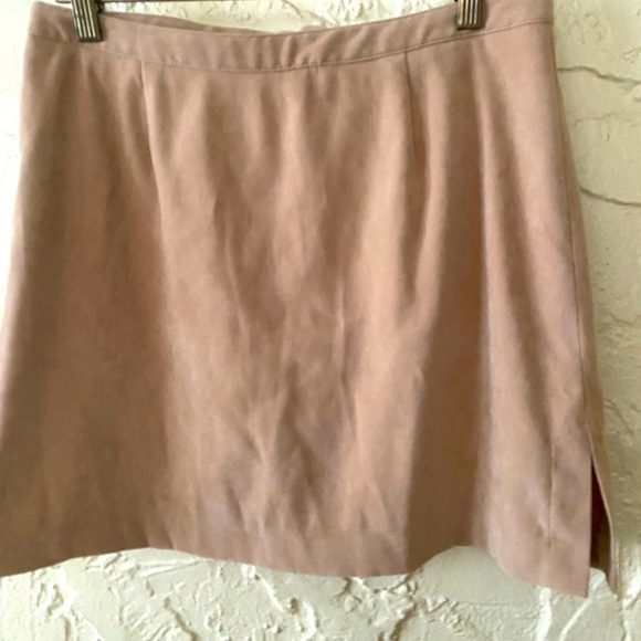 BCBG vintage tan faux suede mini skirt in excellent pre-owned condition (10) - Picture 1 of 3